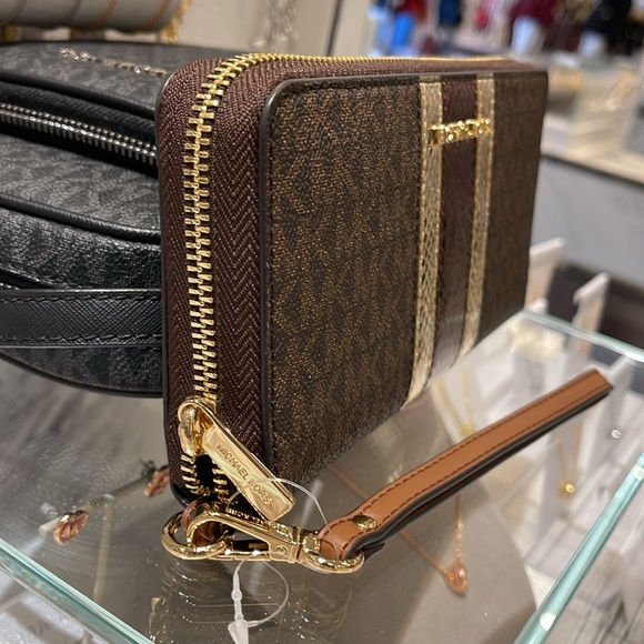 Michael Kors Jet Set Travel Large Signature Logo and Metallic Continental Wallet - Picture 4 of 16